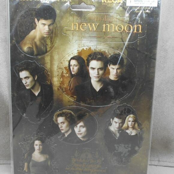 Twilight New Moon 8 Piece Magnet Set Jacob vs Edward Cullen Family New NECA - Picture 2 of 6